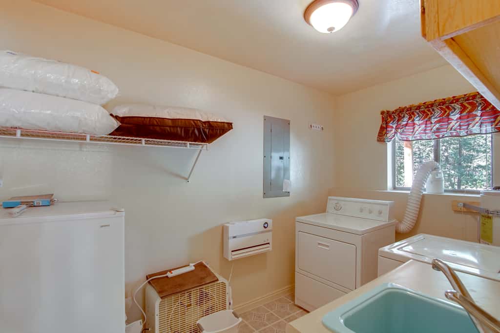 High Noon Hideaway: Zion Cabin w/ Fire Pit!