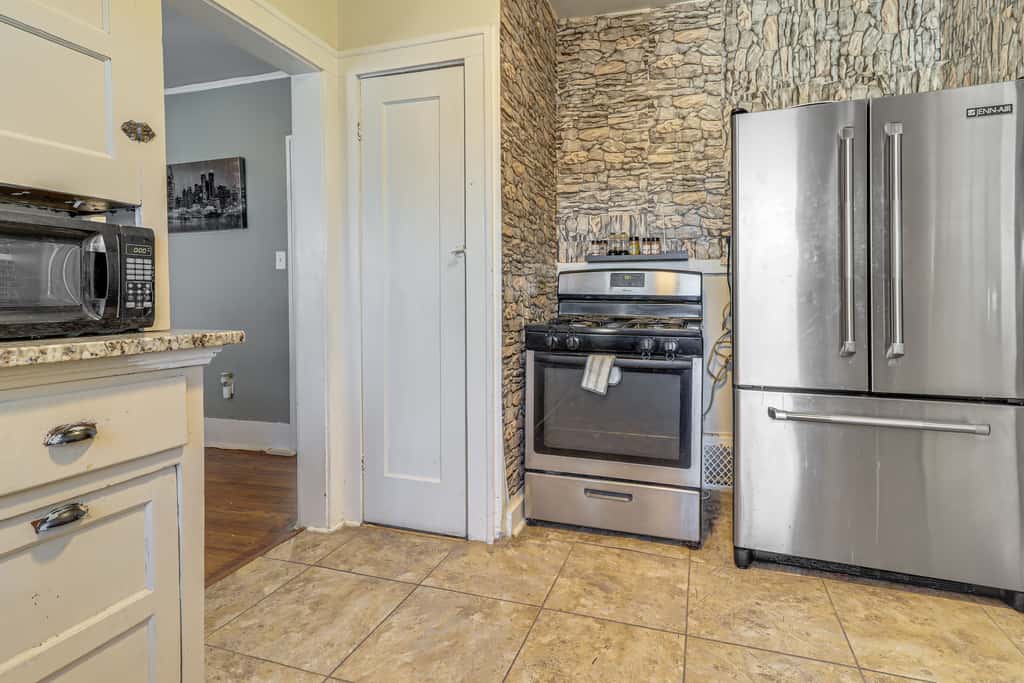Urban Retreat 1 Mi to Riverfront! Detroit Duplex