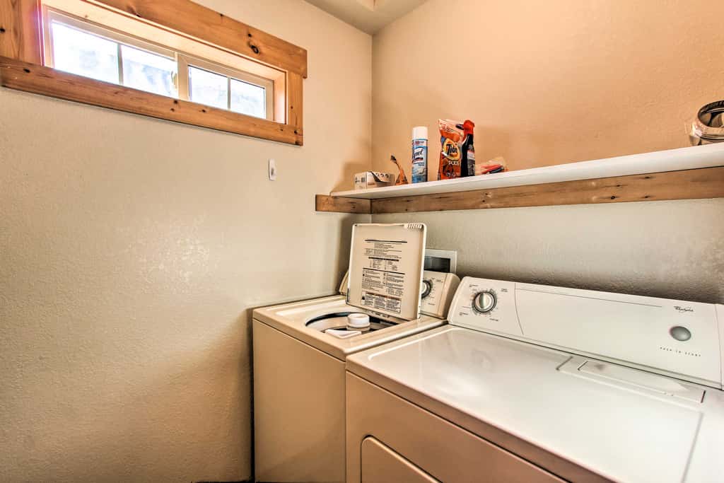 Klamath Falls Cabin Retreat w/ Deck & Grill!