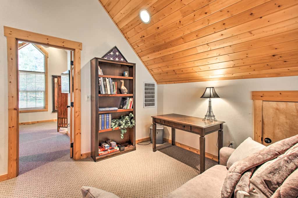 Klamath Falls Cabin Retreat w/ Deck & Grill!