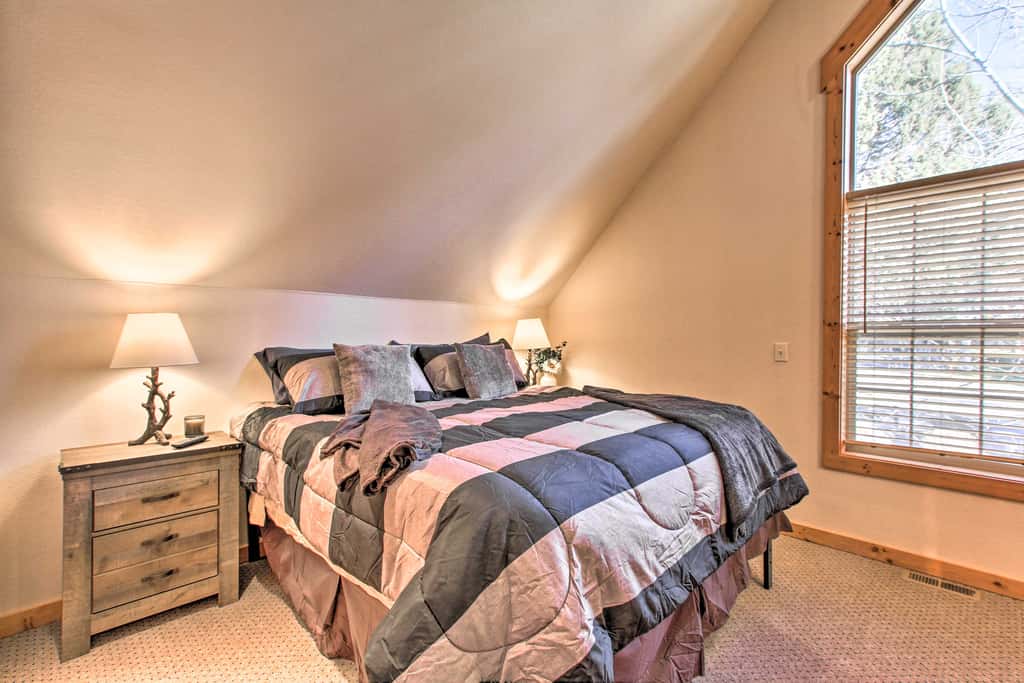 Klamath Falls Cabin Retreat w/ Deck & Grill!