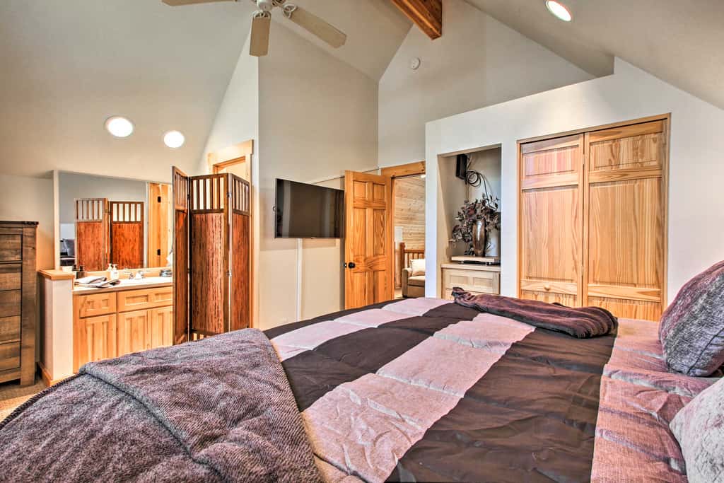Klamath Falls Cabin Retreat w/ Deck & Grill!
