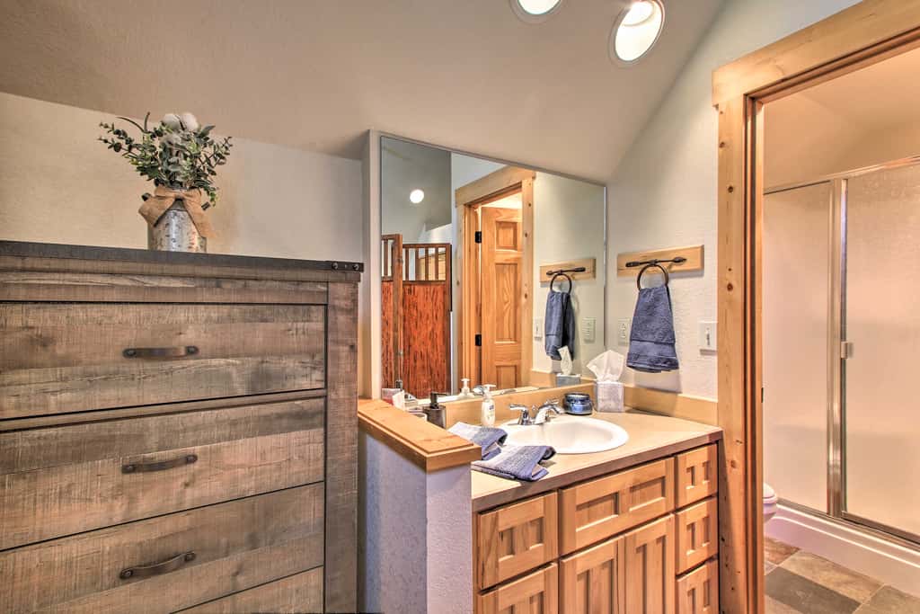 Klamath Falls Cabin Retreat w/ Deck & Grill!