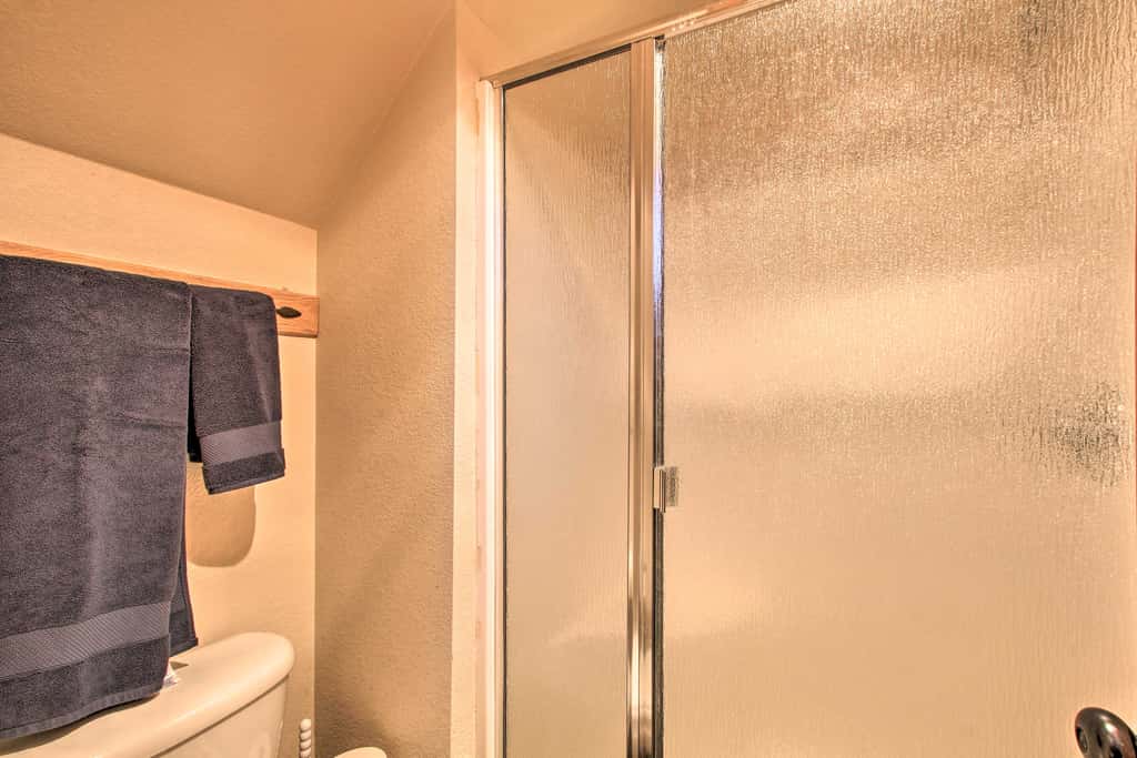Klamath Falls Cabin Retreat w/ Deck & Grill!