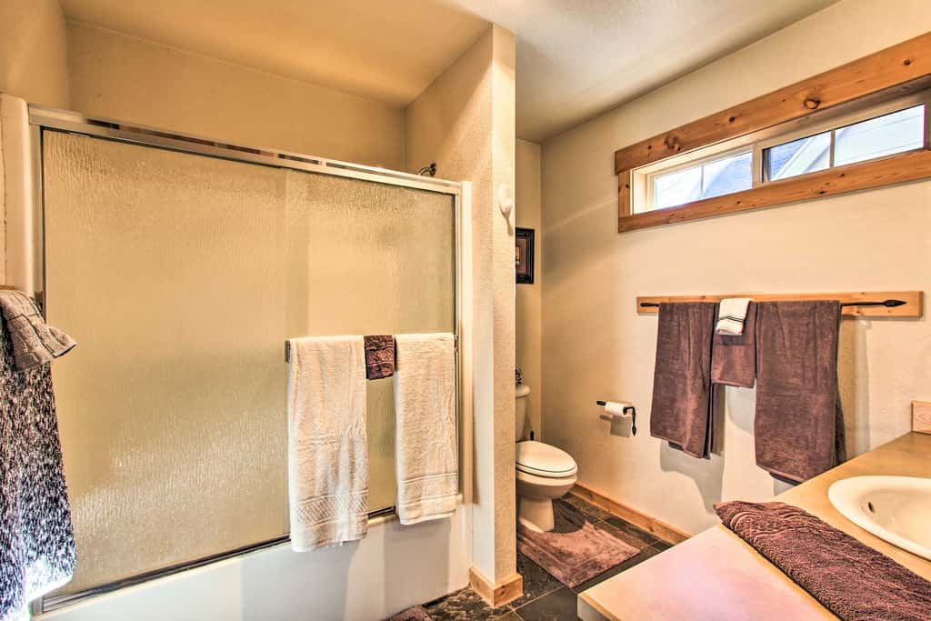 Klamath Falls Cabin Retreat w/ Deck & Grill!