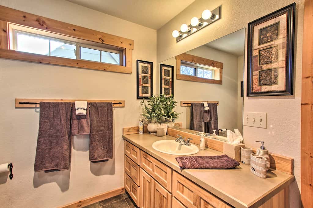 Klamath Falls Cabin Retreat w/ Deck & Grill!