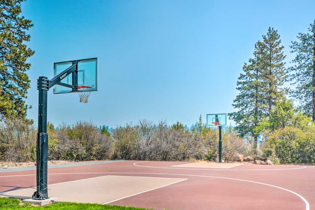 Klamath Falls Cabin Retreat w/ Deck & Grill!