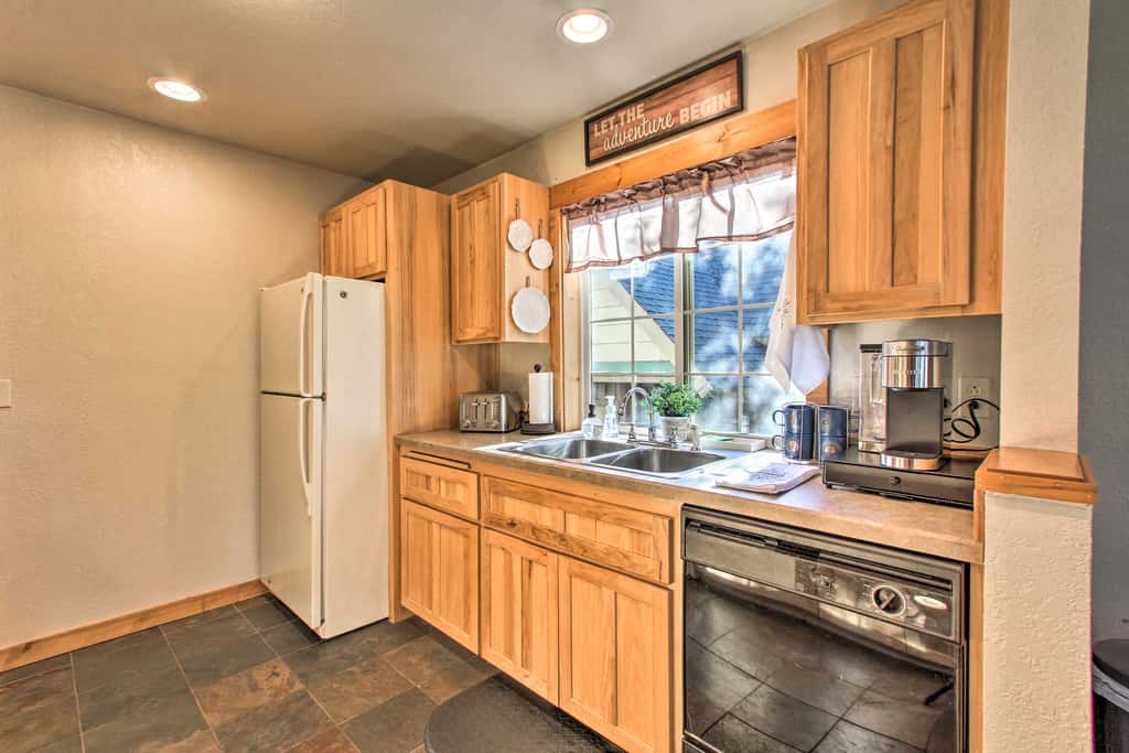 Klamath Falls Cabin Retreat w/ Deck & Grill!