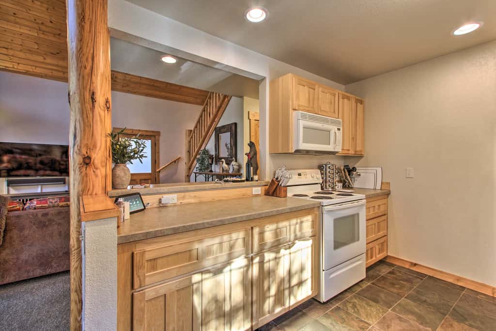 Klamath Falls Cabin Retreat w/ Deck & Grill!