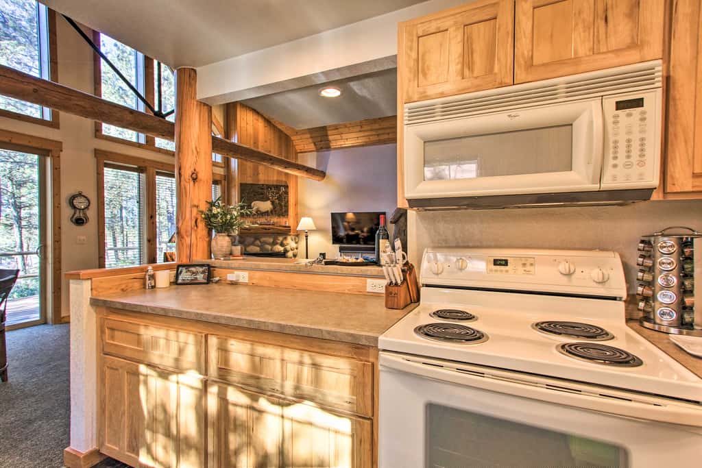 Klamath Falls Cabin Retreat w/ Deck & Grill!