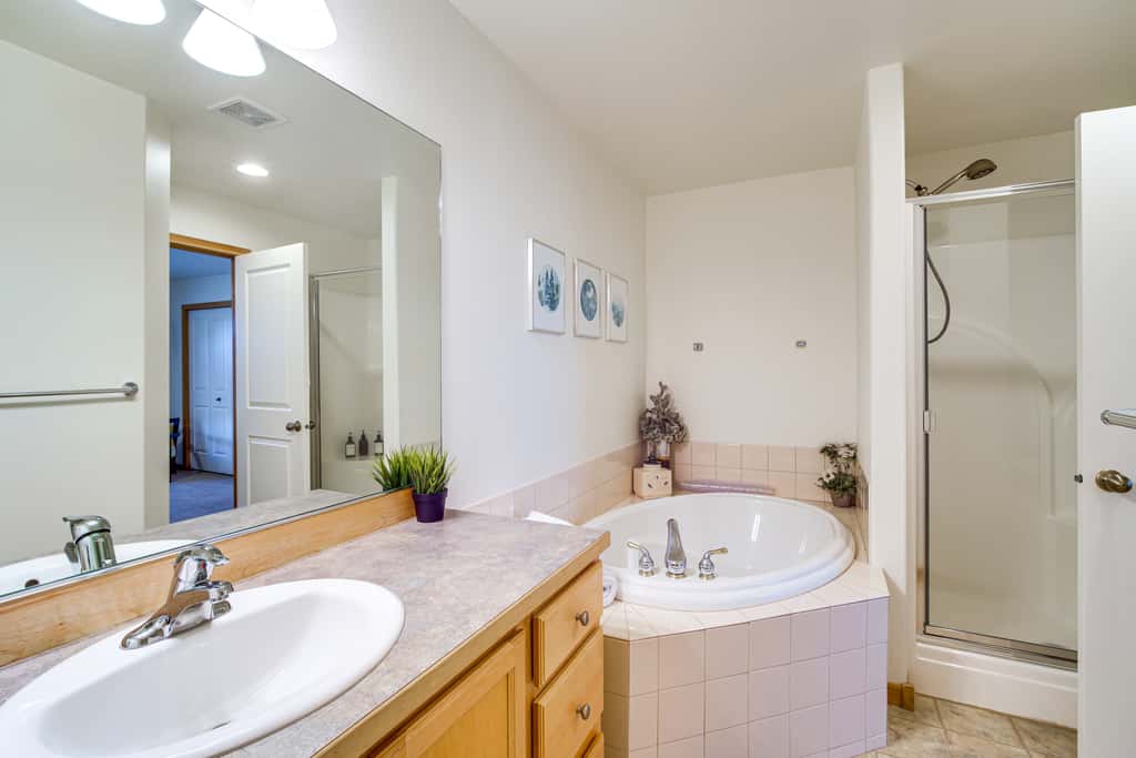 Pool & Hot Tub Access! Running Y Retreat w/ Deck
