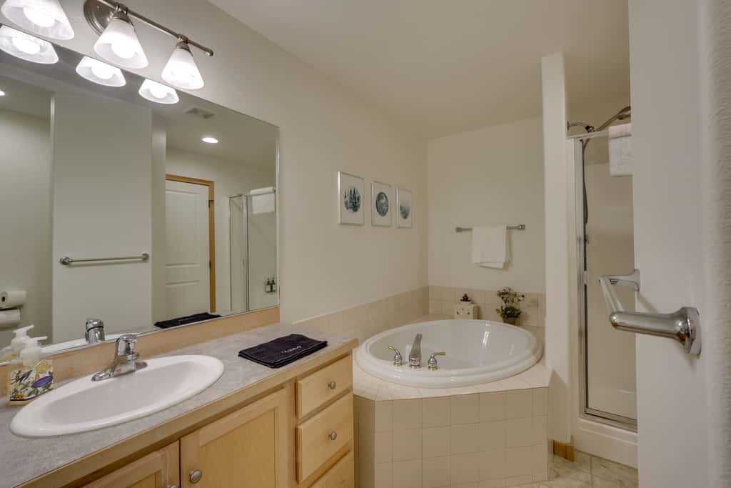 Pool & Hot Tub Access! Running Y Retreat w/ Deck