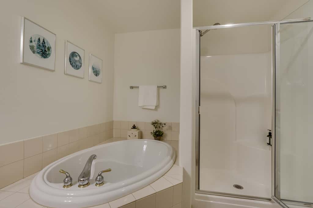 Pool & Hot Tub Access! Running Y Retreat w/ Deck