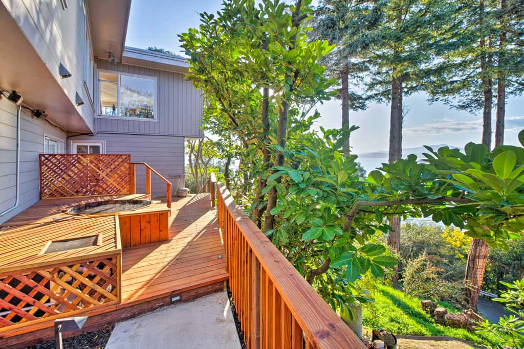 Walk to Keller Beach: Waterfront Studio w/ Hot Tub