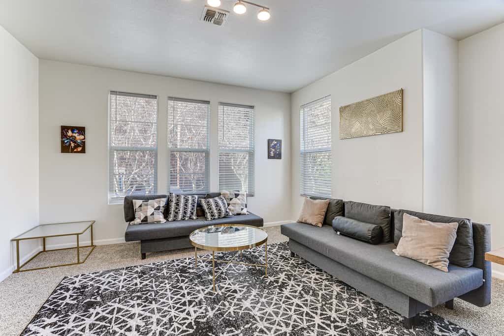 Walk to BART Station: Richmond Townhome w/ Balcony