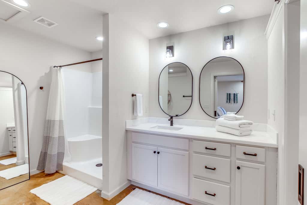 Central & Modern Studio w/ Workspace in Owasso!