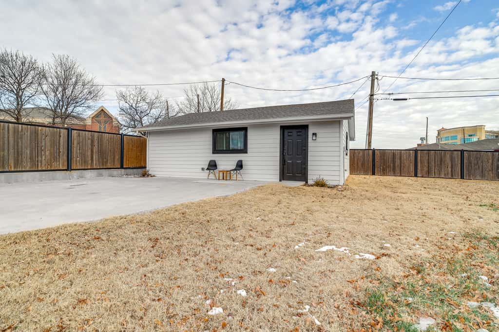 Central & Modern Studio w/ Workspace in Owasso!
