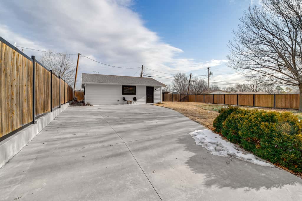 Central & Modern Studio w/ Workspace in Owasso!