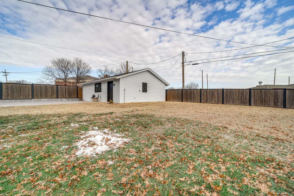 Central & Modern Studio w/ Workspace in Owasso!