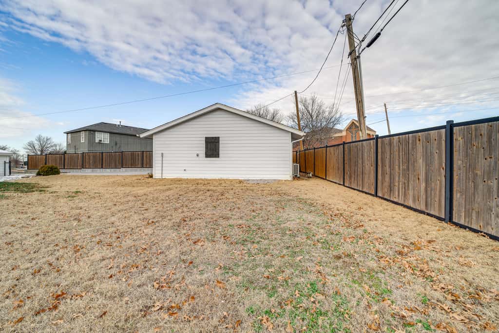 Central & Modern Studio w/ Workspace in Owasso!
