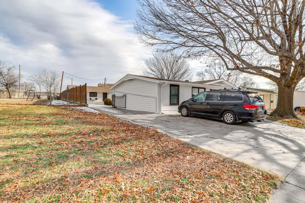 Central & Modern Studio w/ Workspace in Owasso!