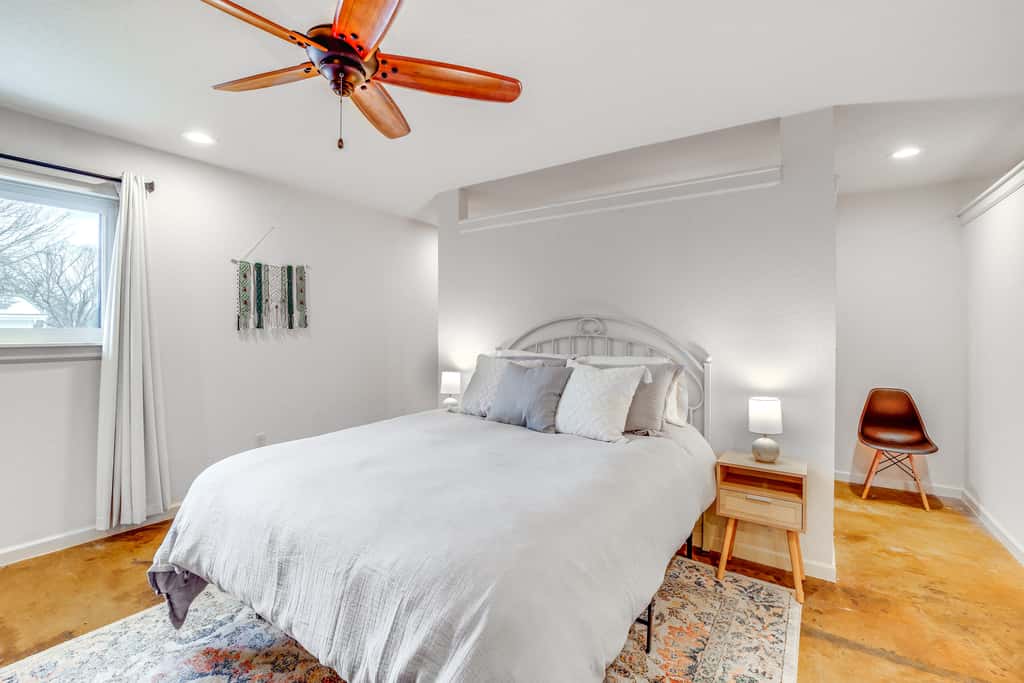 Central & Modern Studio w/ Workspace in Owasso!