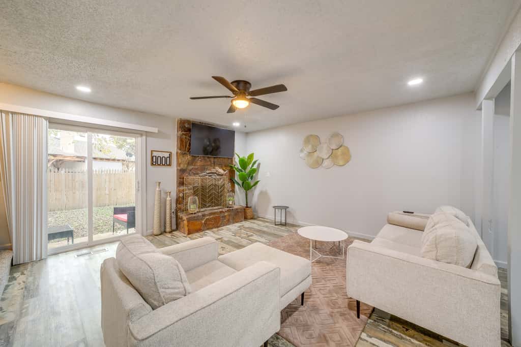Pet-Friendly Retreat w/ Yard, 12 Mi to Dtwn Tulsa