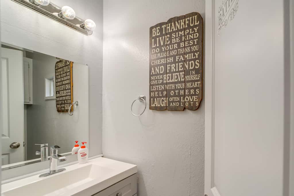 Pet-Friendly Retreat w/ Yard, 12 Mi to Dtwn Tulsa