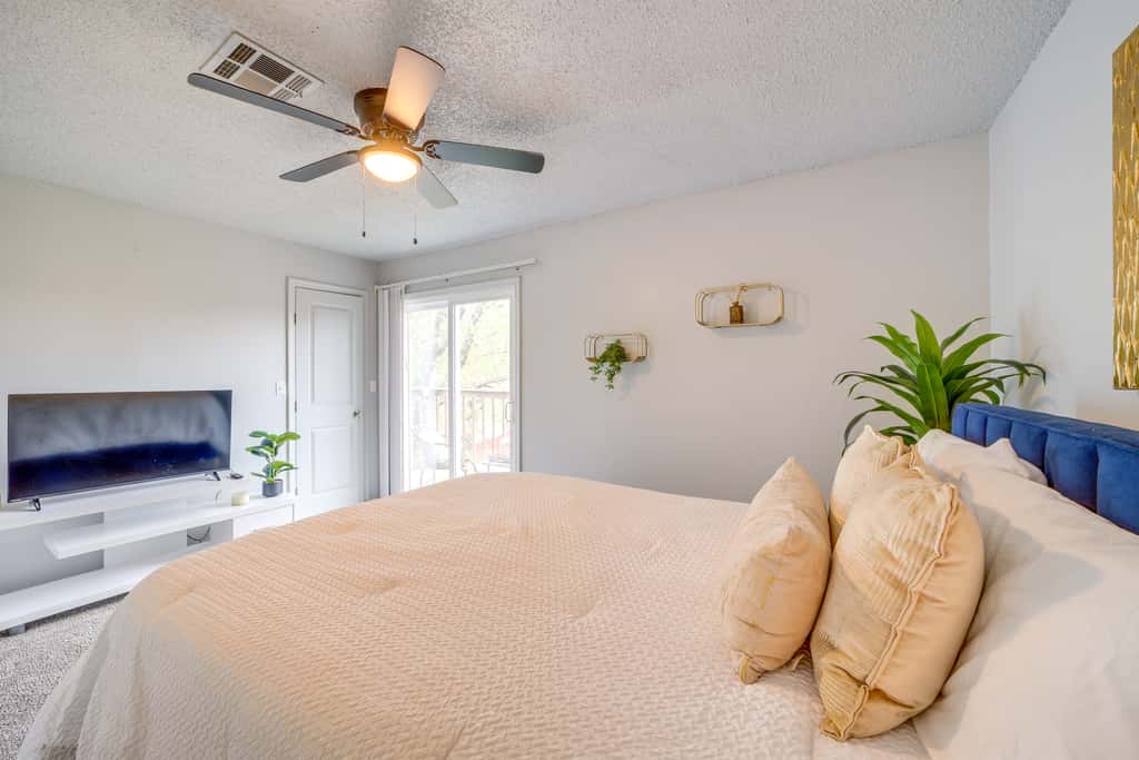 Pet-Friendly Retreat w/ Yard, 12 Mi to Dtwn Tulsa
