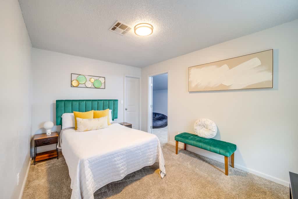 Pet-Friendly Retreat w/ Yard, 12 Mi to Dtwn Tulsa