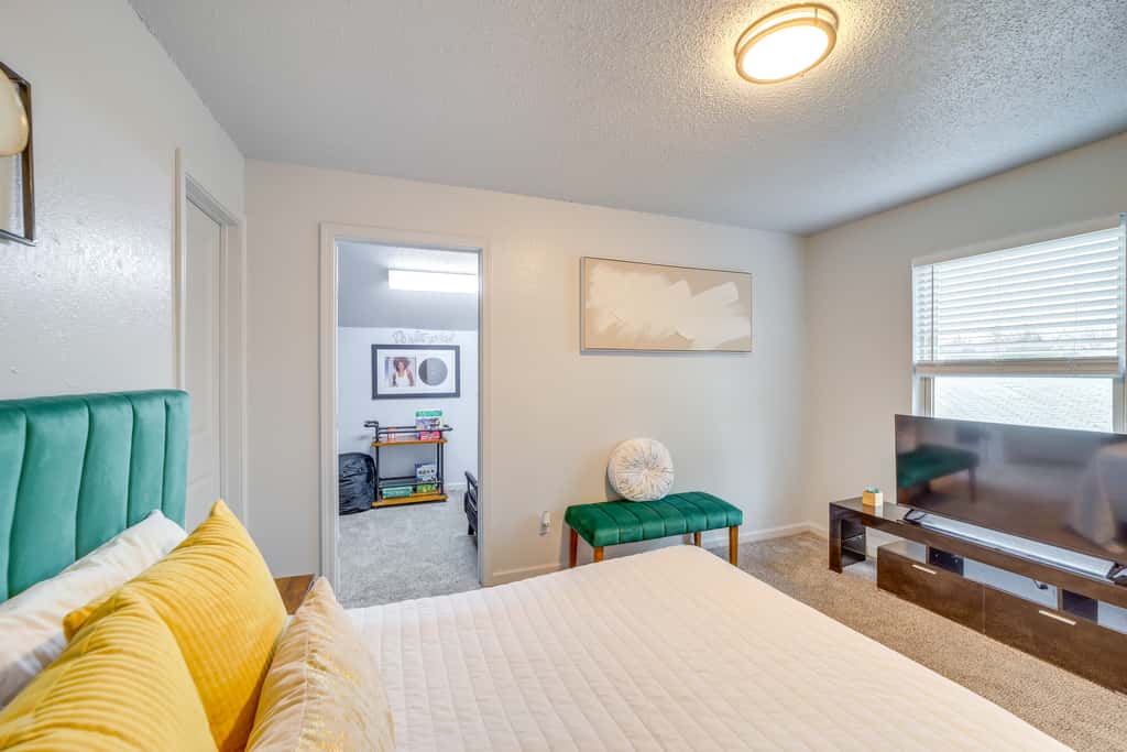 Pet-Friendly Retreat w/ Yard, 12 Mi to Dtwn Tulsa