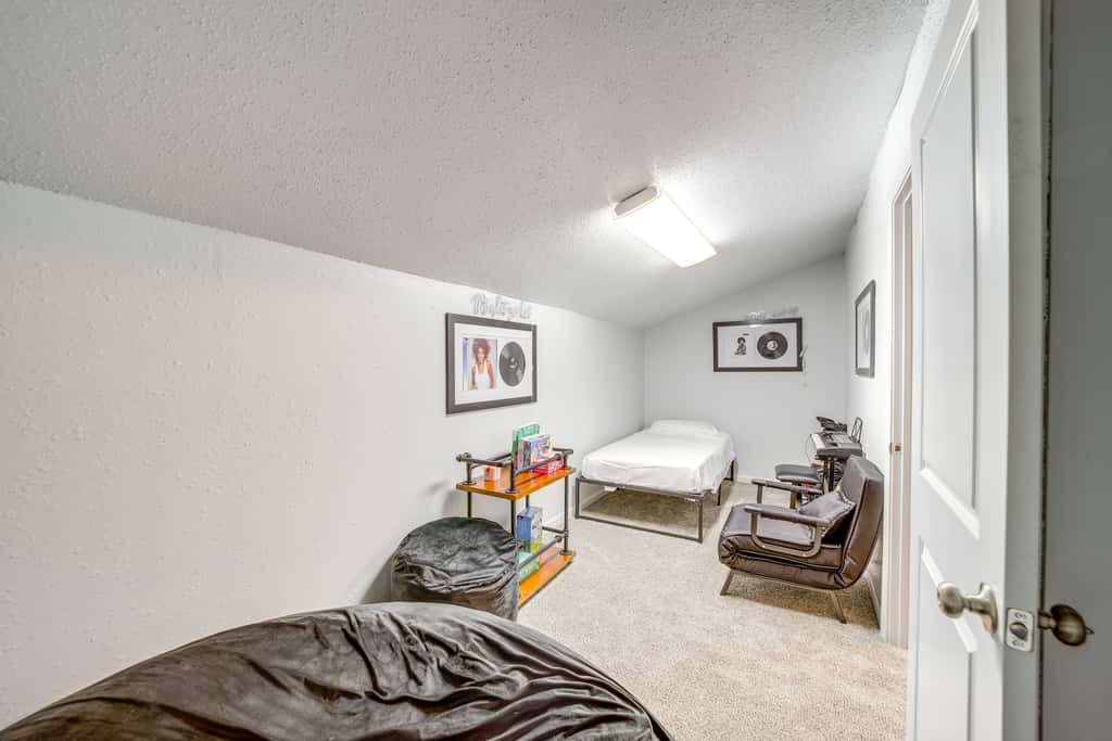 Pet-Friendly Retreat w/ Yard, 12 Mi to Dtwn Tulsa