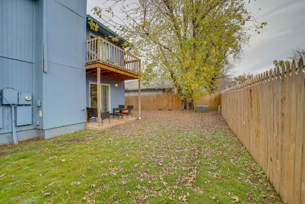 Pet-Friendly Retreat w/ Yard, 12 Mi to Dtwn Tulsa