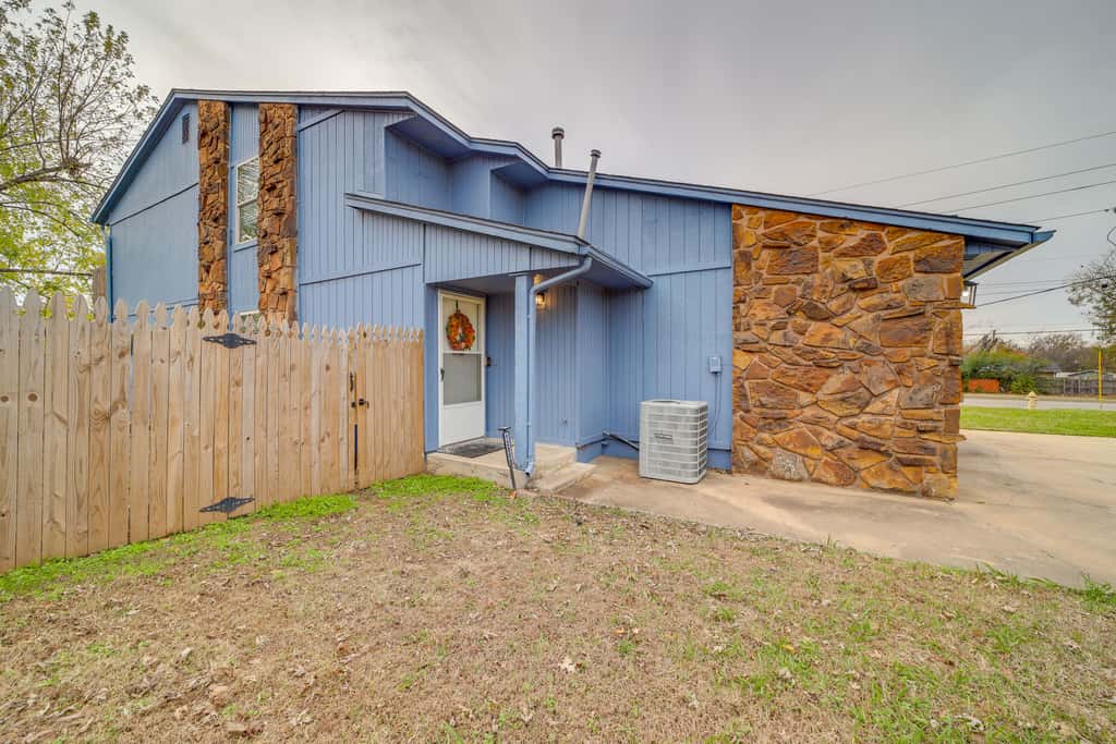 Pet-Friendly Retreat w/ Yard, 12 Mi to Dtwn Tulsa
