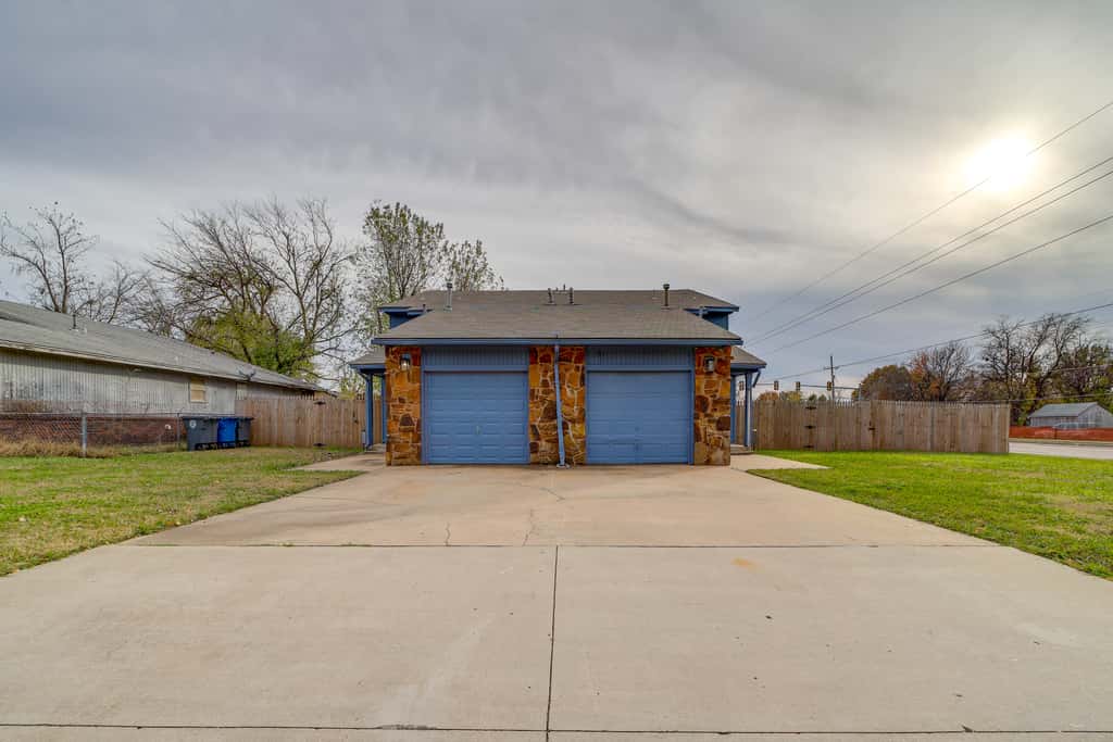Pet-Friendly Retreat w/ Yard, 12 Mi to Dtwn Tulsa