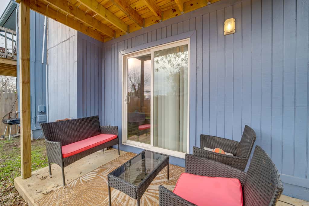 Pet-Friendly Retreat w/ Yard, 12 Mi to Dtwn Tulsa
