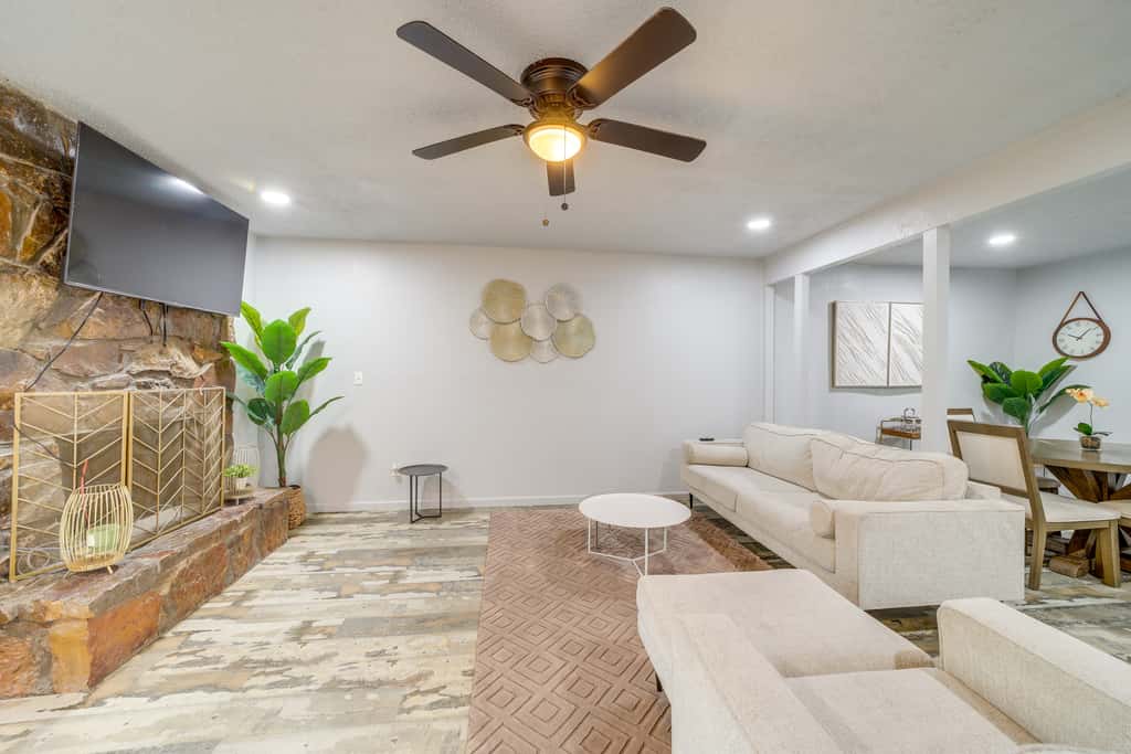 Pet-Friendly Retreat w/ Yard, 12 Mi to Dtwn Tulsa