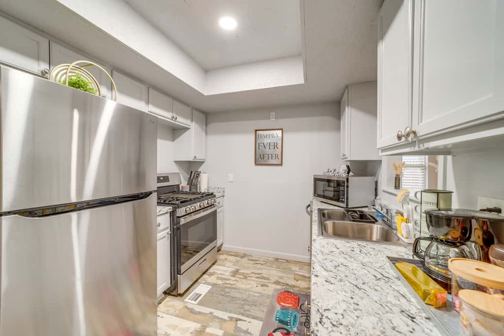Pet-Friendly Retreat w/ Yard, 12 Mi to Dtwn Tulsa