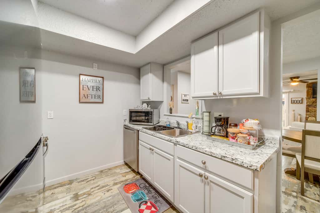 Pet-Friendly Retreat w/ Yard, 12 Mi to Dtwn Tulsa