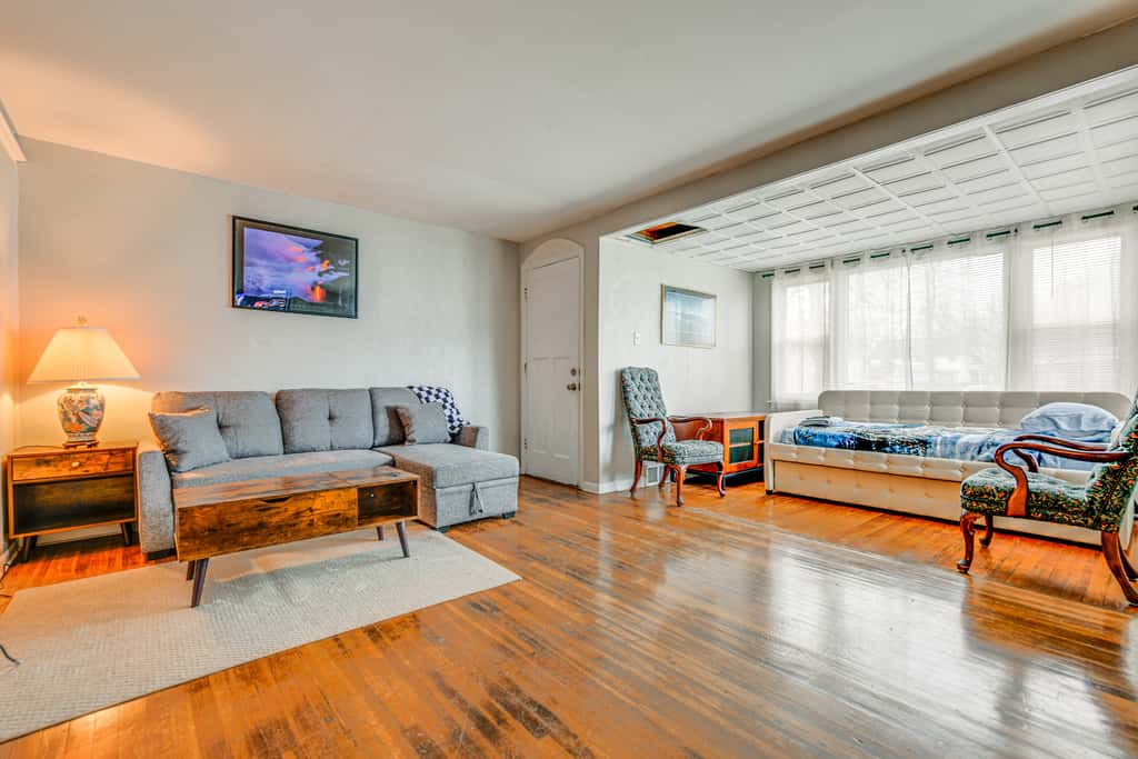 6 Mi to Dtwn Attractions: Buffalo Apartment!