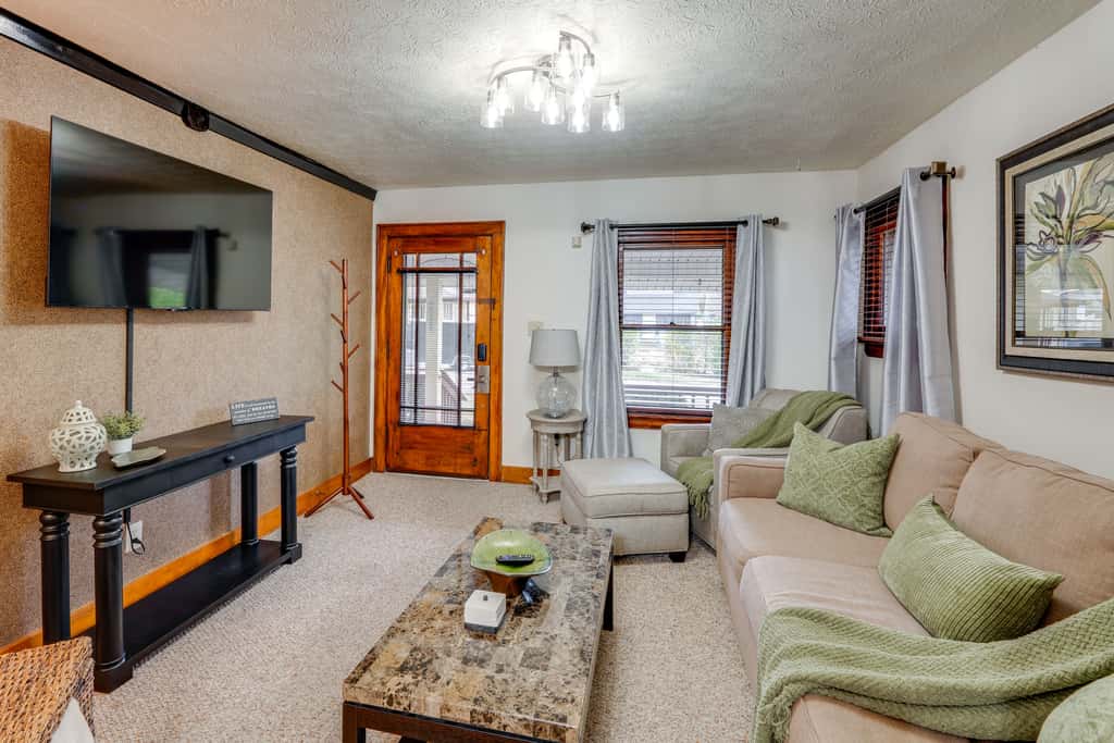 1 Mi to Akron Zoo: Ranch-Style Home w/ Yard!