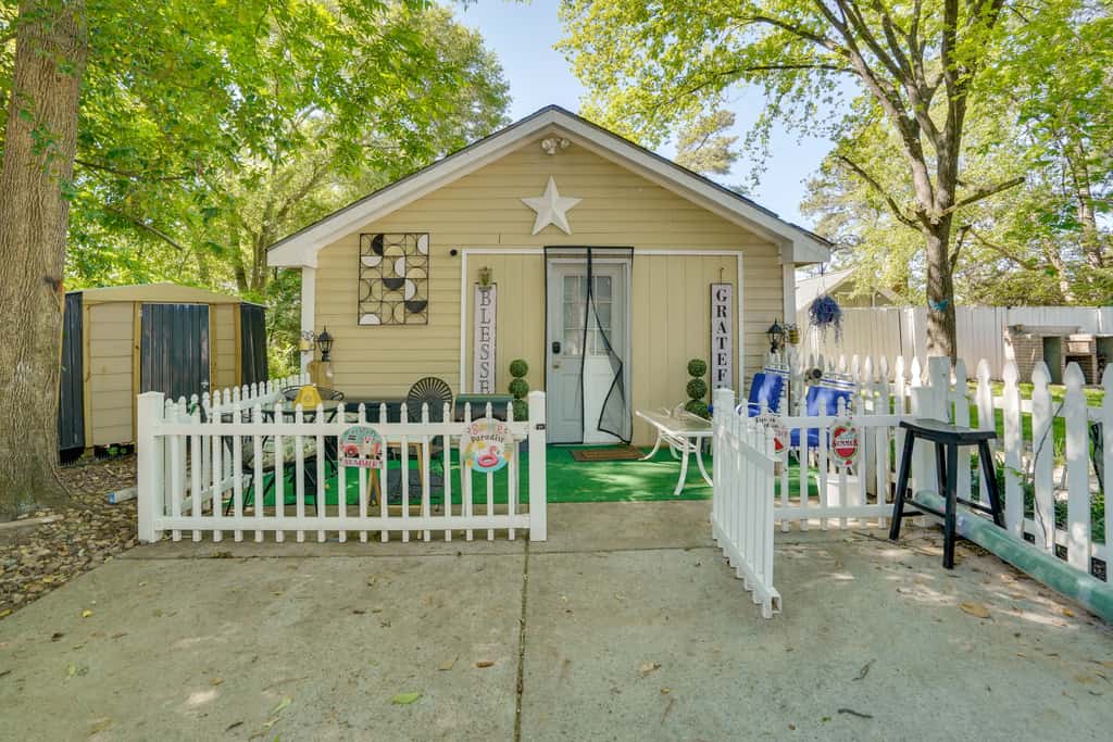 1 Mi to Dtwn: Fayetteville Studio w/ Patio