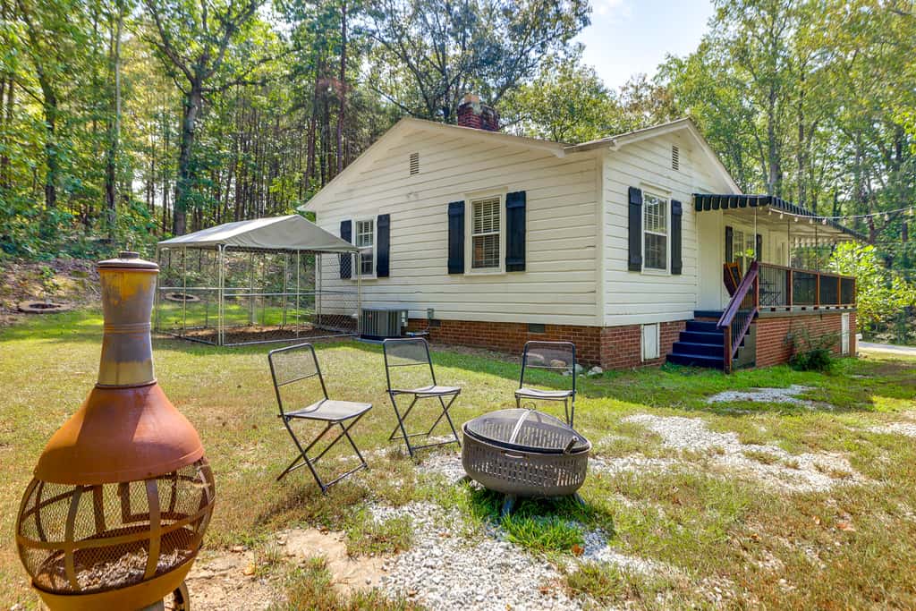 < 1 Mi to Paris Mtn State Park: Retreat w/ Deck!