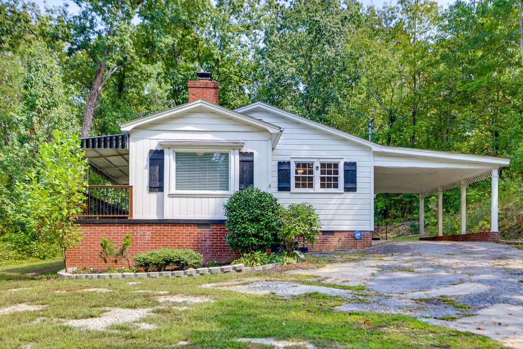 < 1 Mi to Paris Mtn State Park: Retreat w/ Deck!