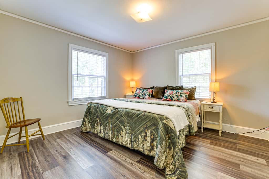 < 1 Mi to Paris Mtn State Park: Retreat w/ Deck!
