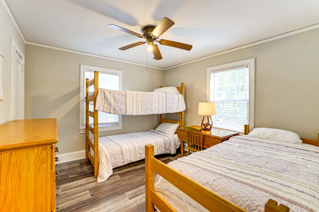 < 1 Mi to Paris Mtn State Park: Retreat w/ Deck!