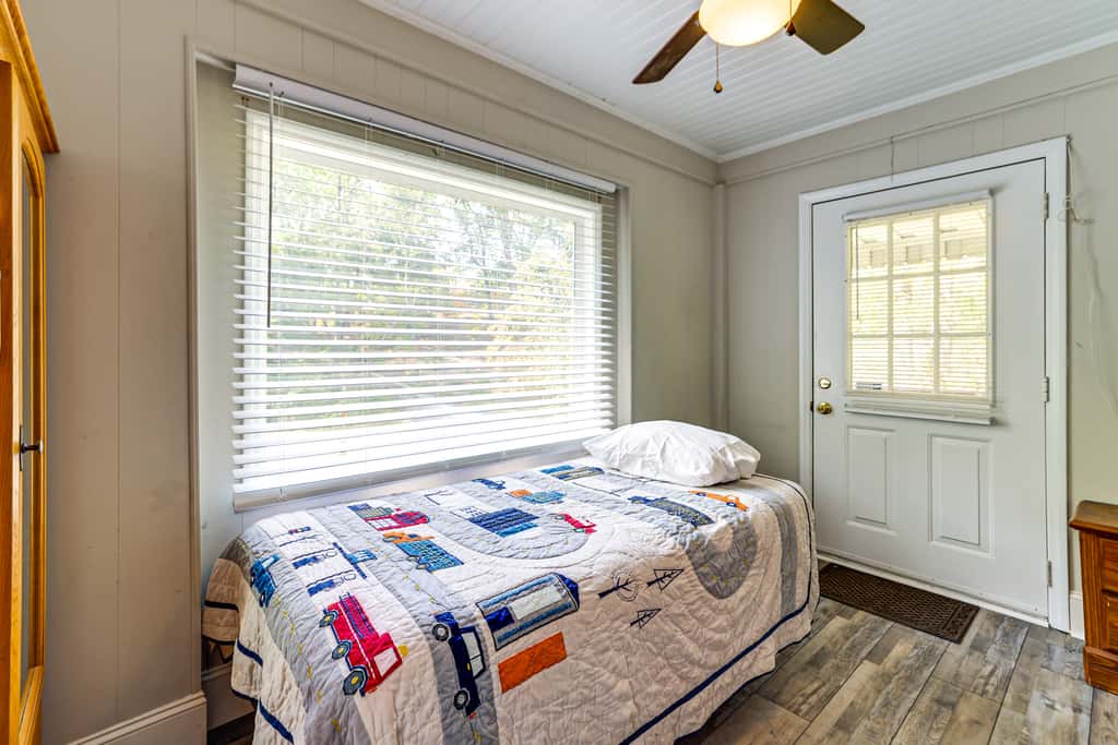 < 1 Mi to Paris Mtn State Park: Retreat w/ Deck!