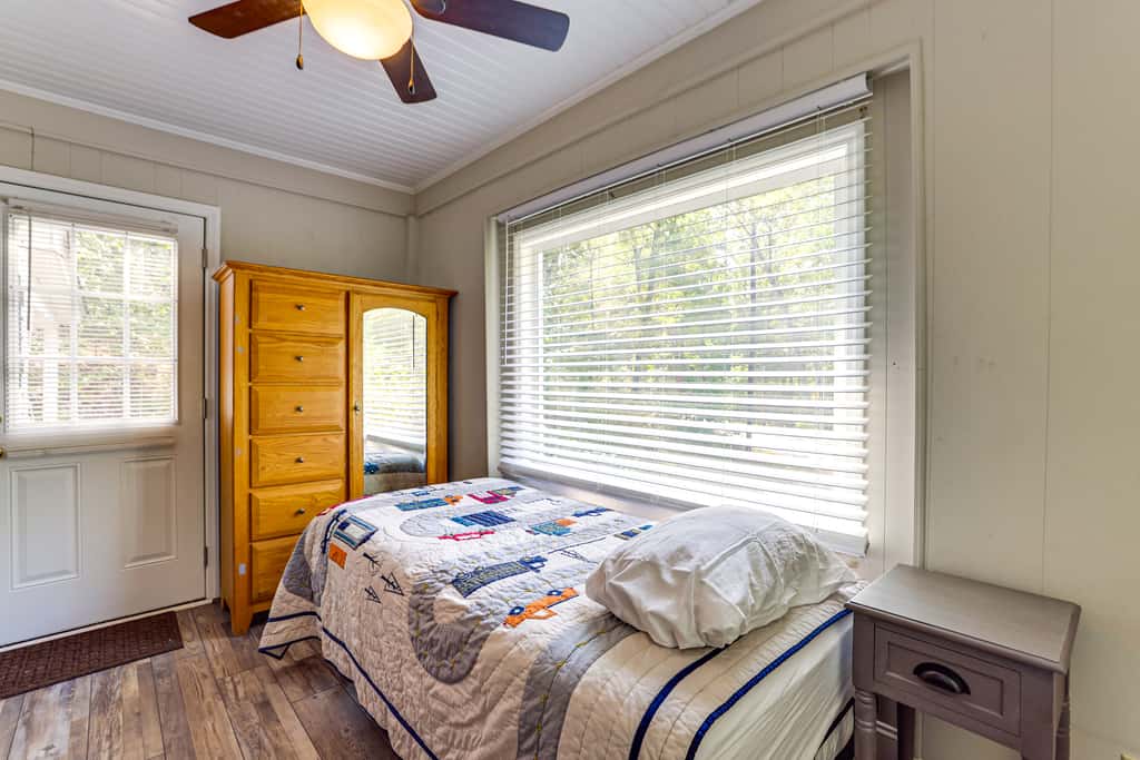 < 1 Mi to Paris Mtn State Park: Retreat w/ Deck!