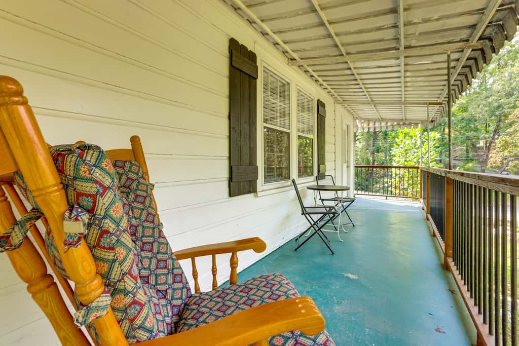 < 1 Mi to Paris Mtn State Park: Retreat w/ Deck!