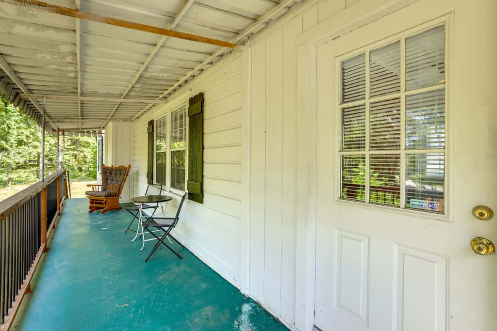 < 1 Mi to Paris Mtn State Park: Retreat w/ Deck!